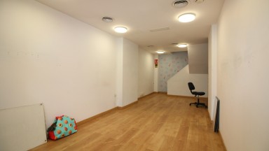 COMMERCIAL PREMISES FOR RENT LOCATED IN EIXAMPLE SUD. CONSISTS OF TWO LEVELS OF 24M2, WITH TOILET IN VERY GOOD CONDITION. UNBEATABLE COMMERCIAL LOCATION