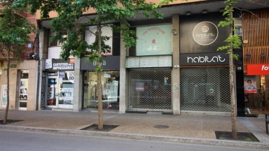 LOCAL COMERCIAL EN ALQUILER SITUADO EN EIXAMPLE SUD.CONSTA DE DOS NIVELES DE 24M2, CON ASEO MUY BUEN ESTADO. INMEJORABLE UBICACIÓN COMERCIAL