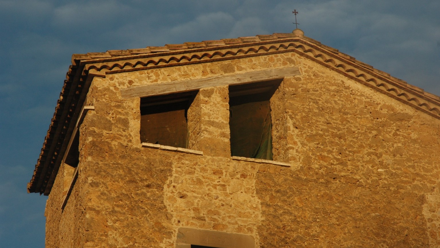 Impressionnante ferme de 1 500 m² et avec 29 352 m² de terrain est située dans un emplacement privilégié, à 14 minutes de Banyoles et à 5 minutes de Cornellà del Terri. 