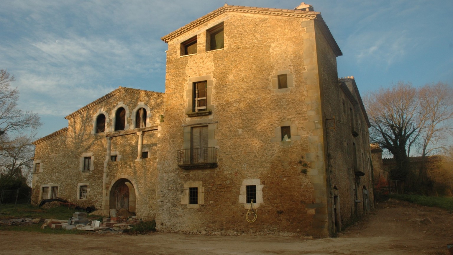 Impressionnante ferme de 1 500 m² et avec 29 352 m² de terrain est située dans un emplacement privilégié, à 14 minutes de Banyoles et à 5 minutes de Cornellà del Terri. 