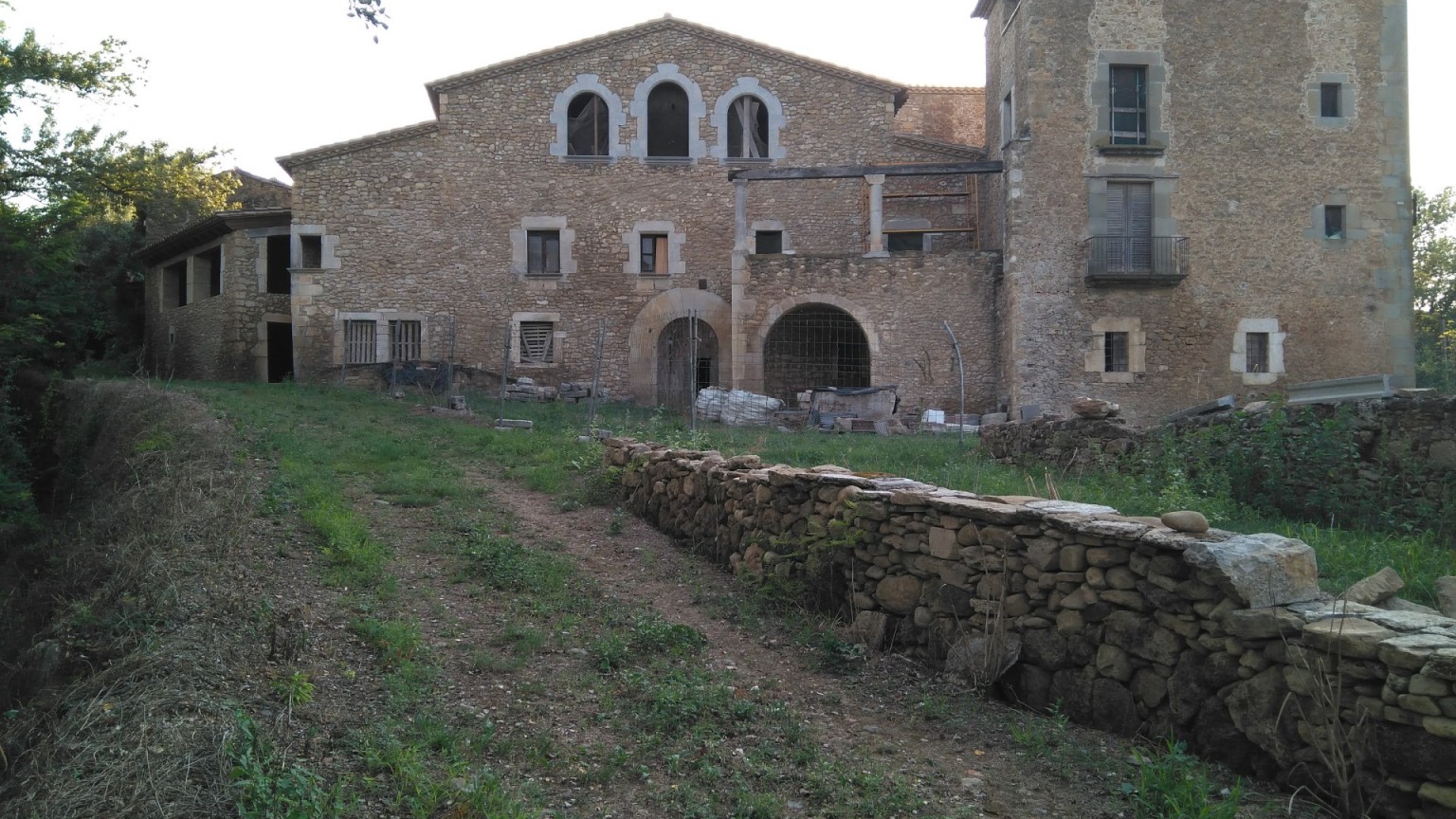  Impressive farmhouse of 1,500 m² and with 29,352 m² of land is located in a privileged location, 14 minutes from Banyoles and 5 minutes from Cornellà del Terri. 