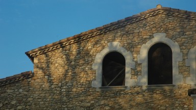 Impressionnante ferme de 1 500 m² et avec 29 352 m² de terrain est située dans un emplacement privilégié, à 14 minutes de Banyoles et à 5 minutes de Cornellà del Terri. 