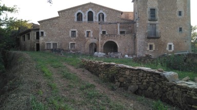 Impressionnante ferme de 1 500 m² et avec 29 352 m² de terrain est située dans un emplacement privilégié, à 14 minutes de Banyoles et à 5 minutes de Cornellà del Terri. 