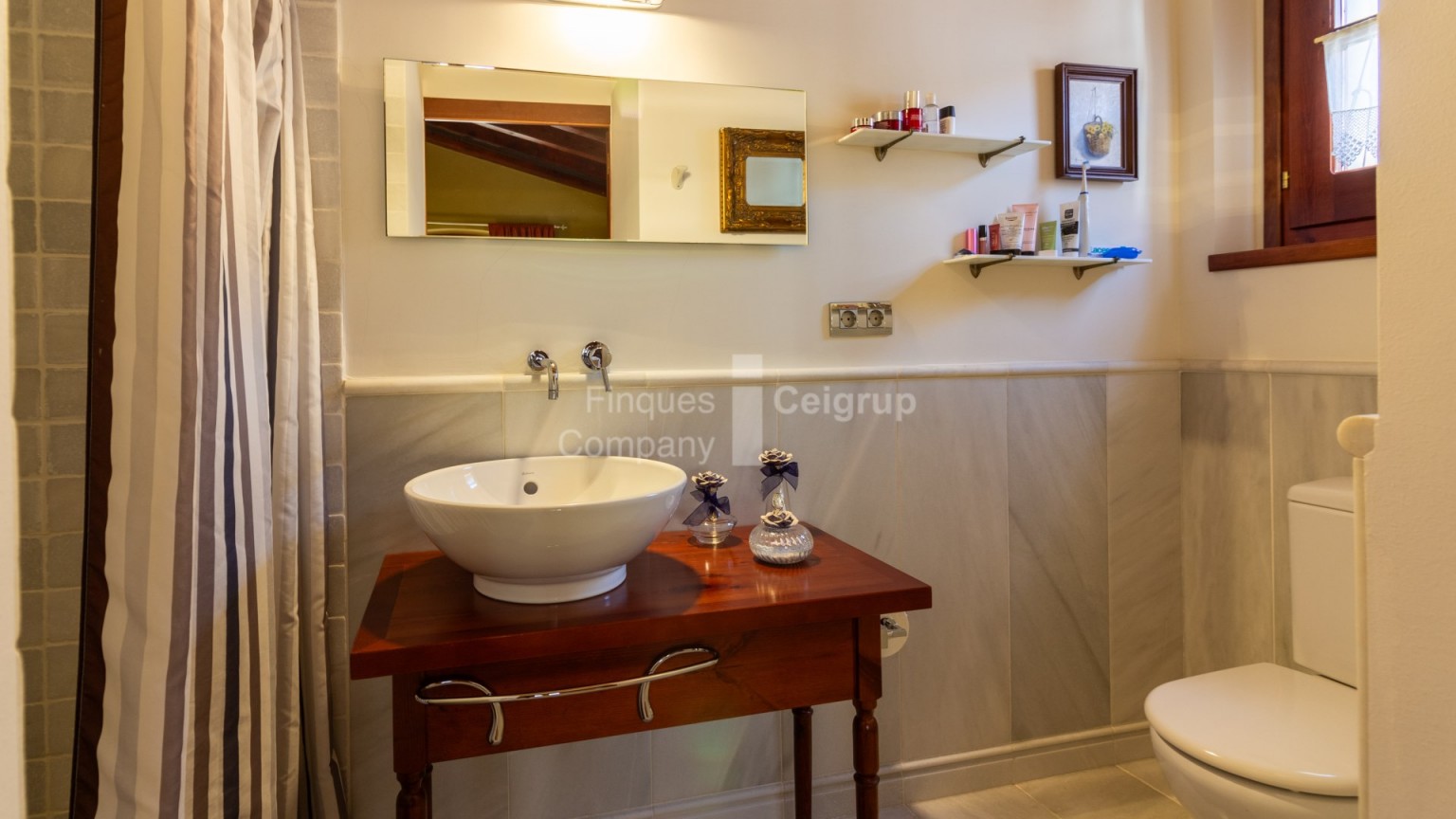 Charming house in the centre of Castelló d'Empúries with garage.