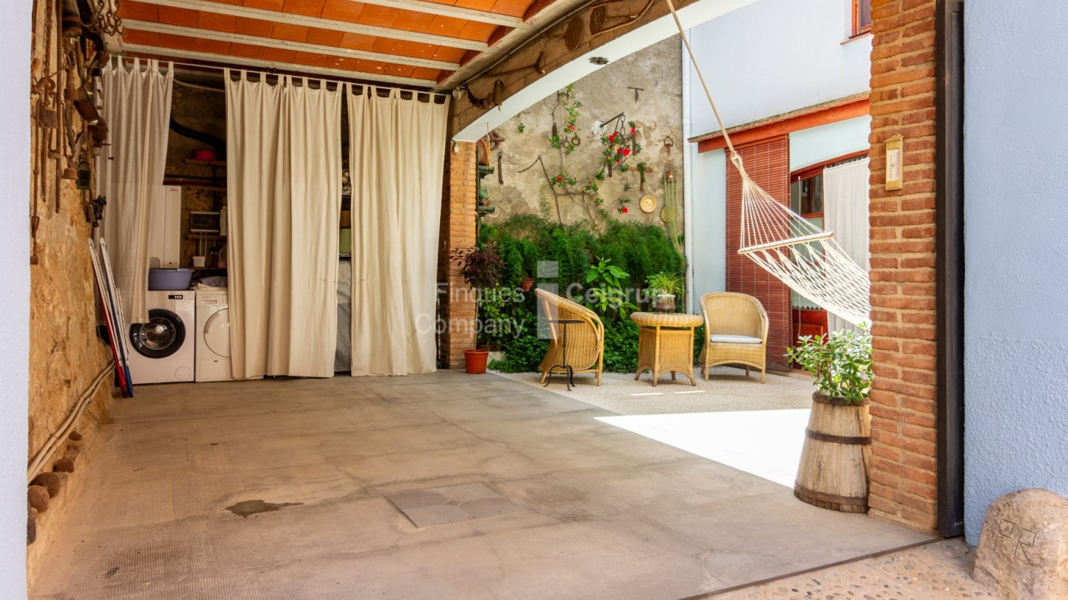 Charming house in the centre of Castelló d'Empúries with garage.