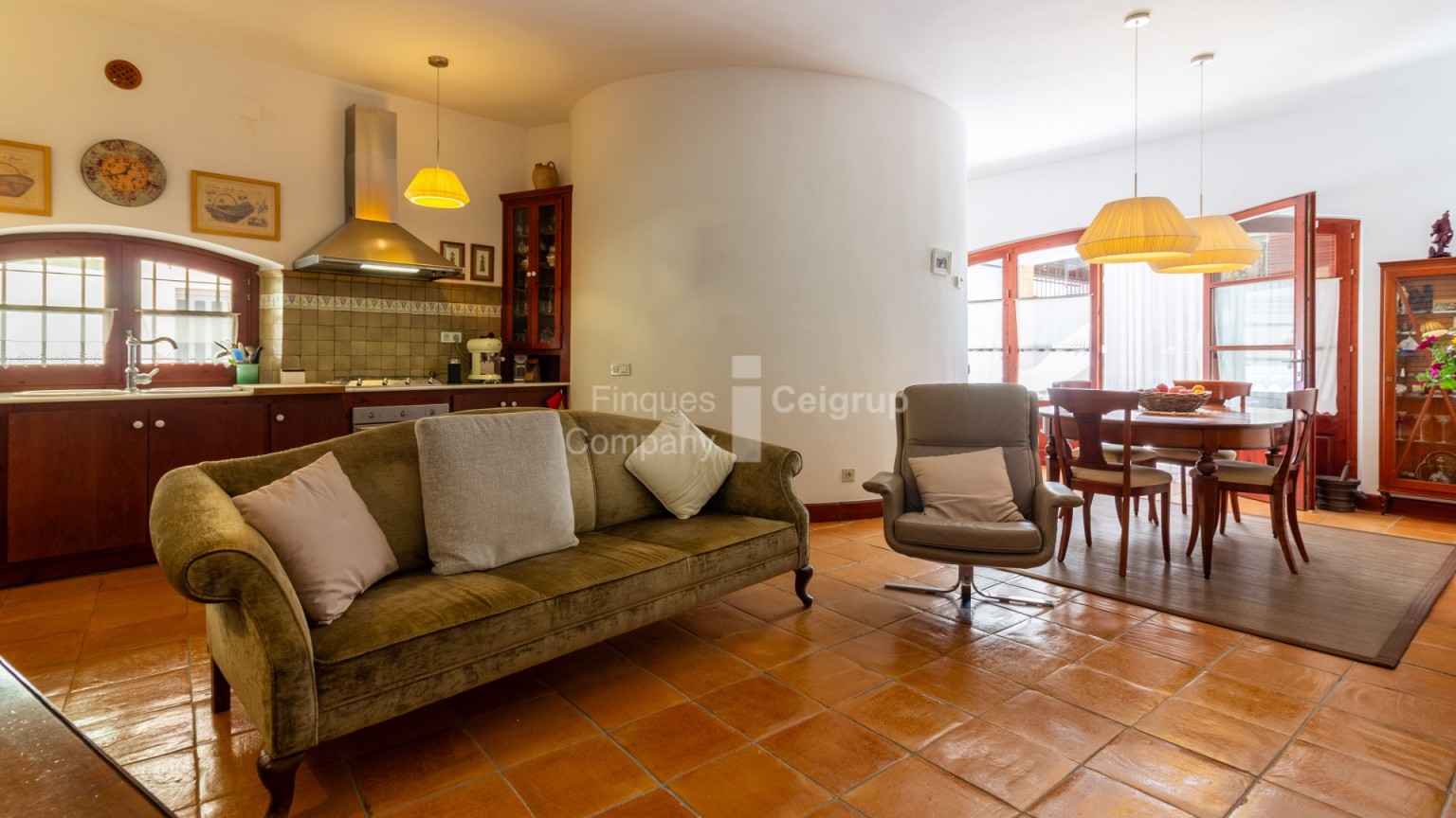 Charming house in the centre of Castelló d'Empúries with garage.