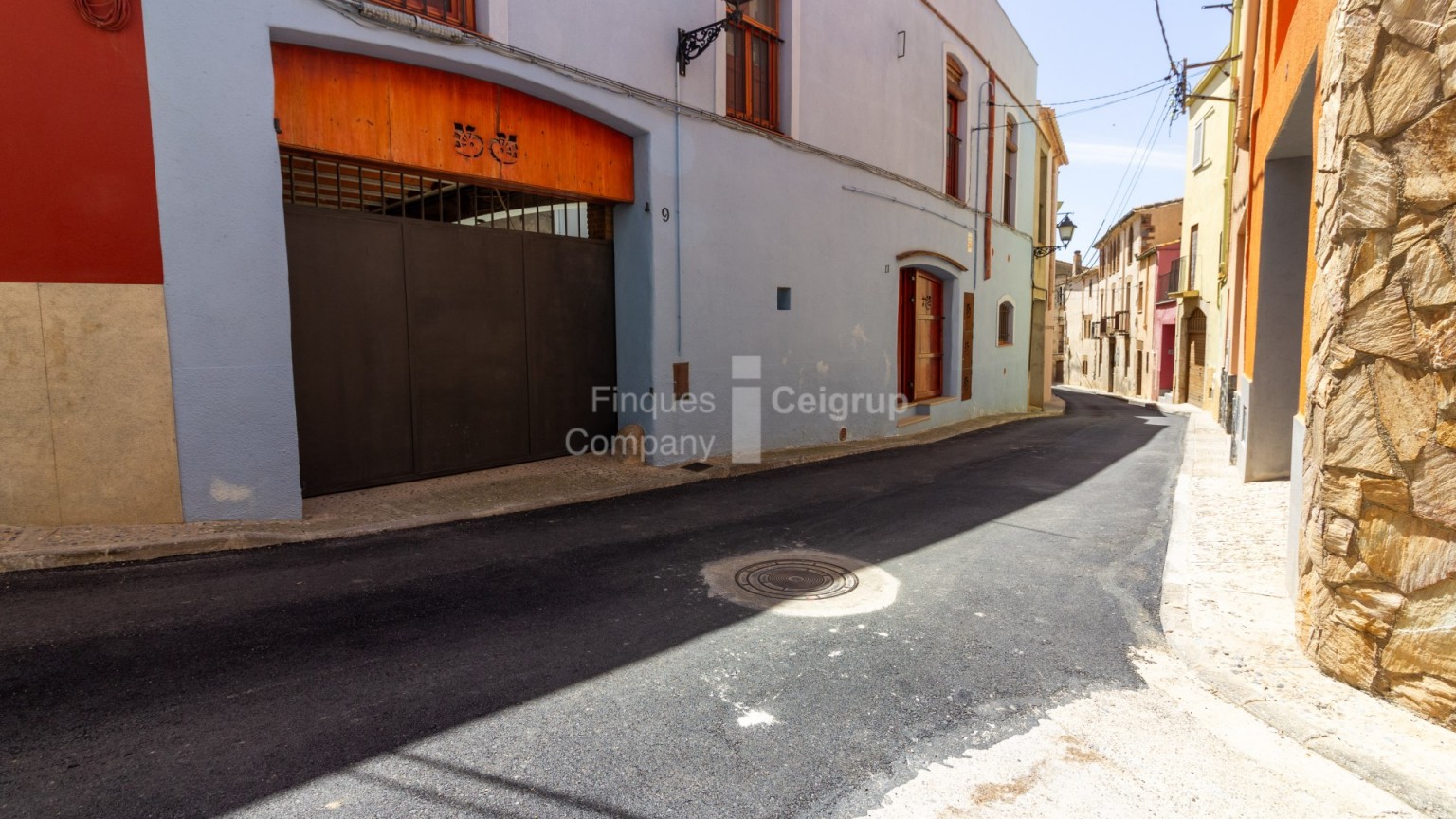 Casa con encanto en el centro de Castelló d´Empúries con garage. 