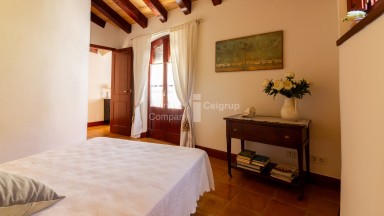 Charming house in the centre of Castelló d'Empúries with garage.