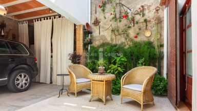 Charming house in the centre of Castelló d'Empúries with garage.