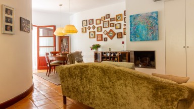 Charming house in the centre of Castelló d'Empúries with garage.