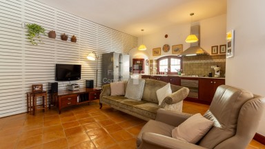 Charming house in the centre of Castelló d'Empúries with garage.