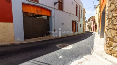 Casa amb encant al centre de Castelló d´Empúries amb garatge.