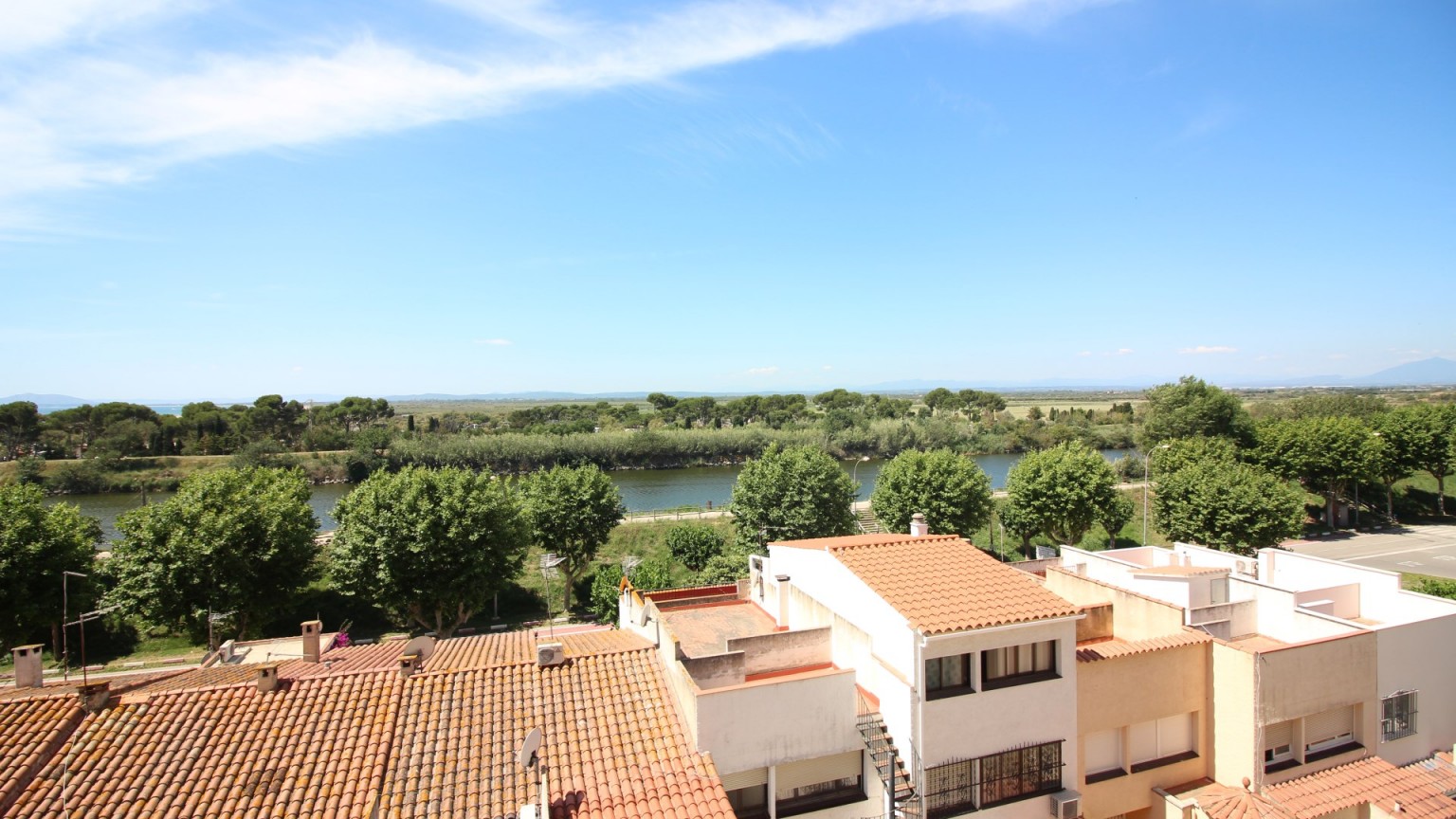 APARTAMENTO CON VISTAS PRECIOSAS  DEL AIGUAMOLLS DE L'EMPORDÀ.