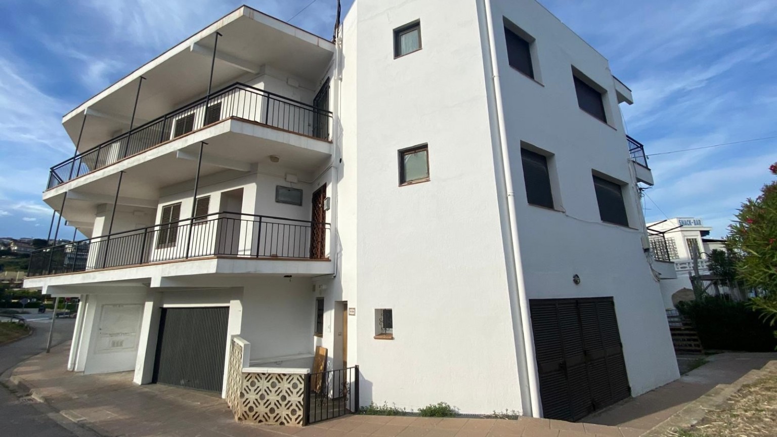 Bonito estudio en venta en primera línea de mar en Grifeu