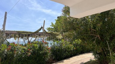 Bonito estudio en venta en primera línea de mar en Grifeu