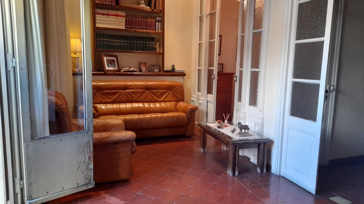 Centrally located flat for sale, with 3 bedrooms, a few metres from the Rambla.