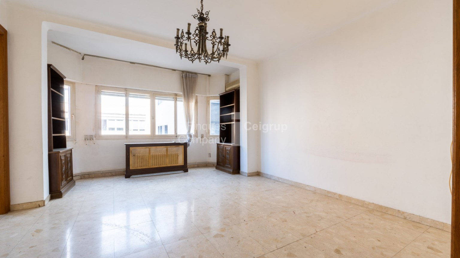 Apartment to renovate located in the Eixample North of Girona.