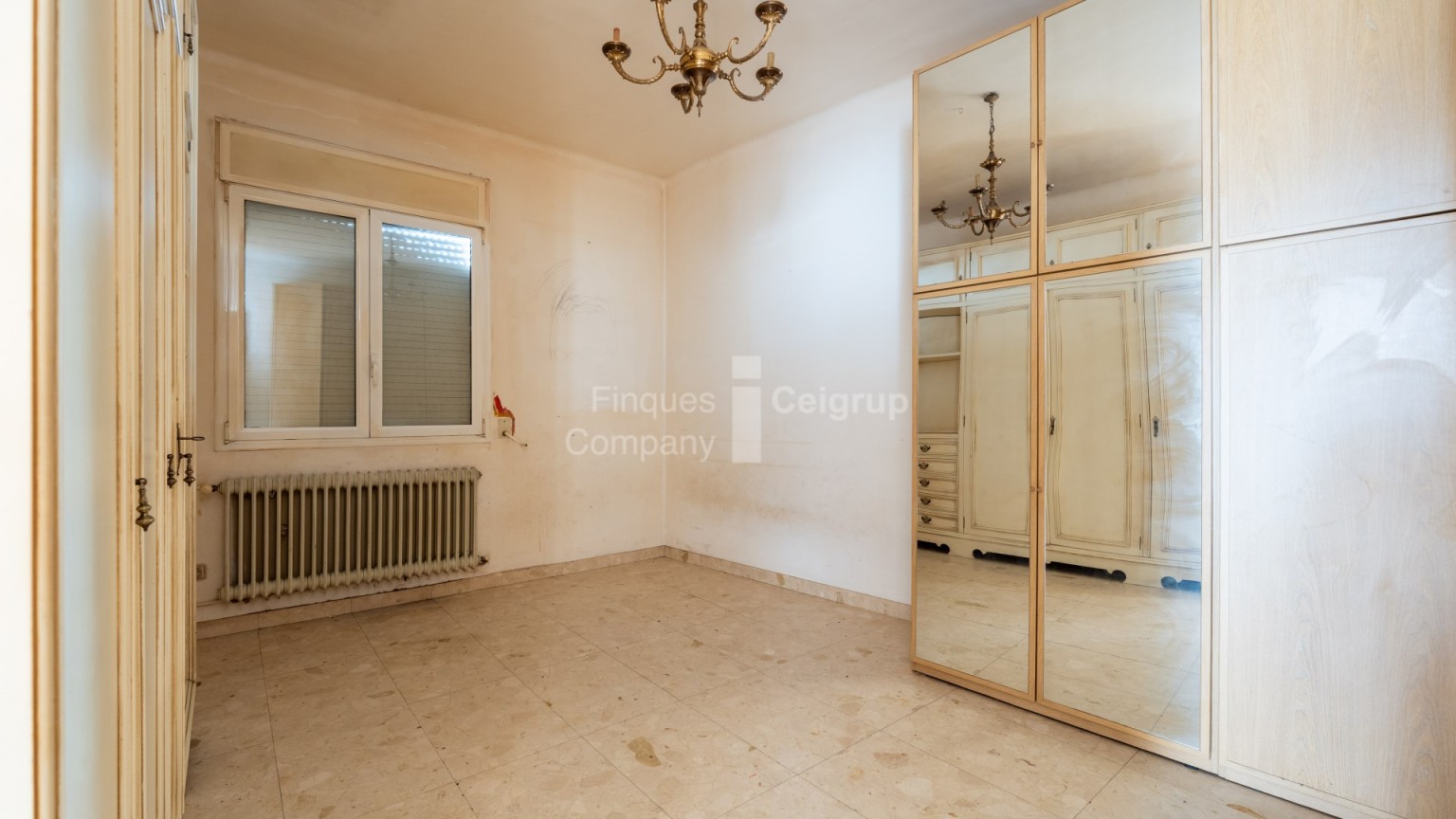 Apartment to renovate located in the Eixample North of Girona.