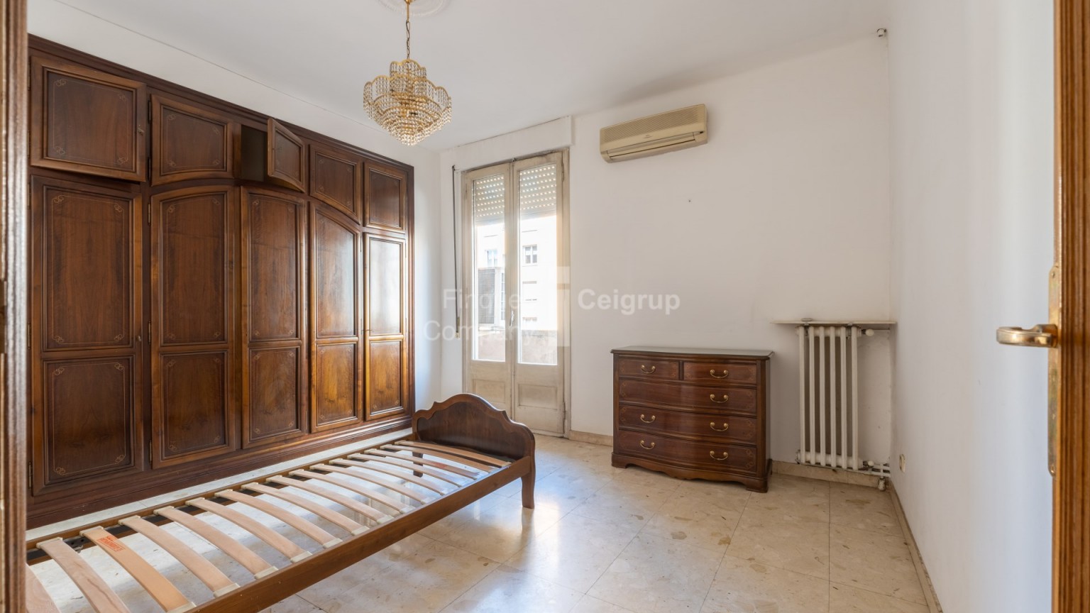 Apartment to renovate located in the Eixample North of Girona.