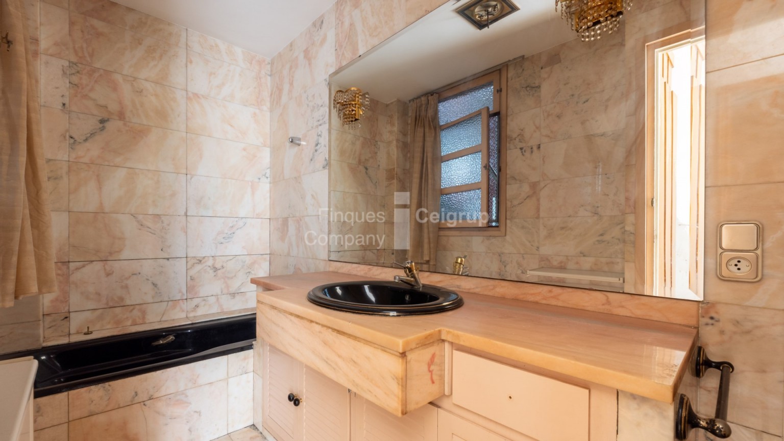 Apartment to renovate located in the Eixample North of Girona.