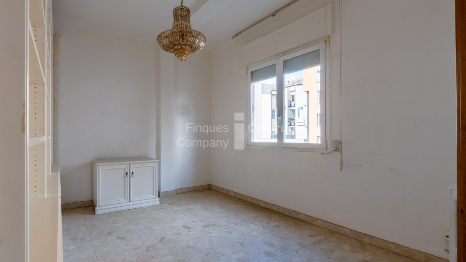 Apartment to renovate located in the Eixample North of Girona.