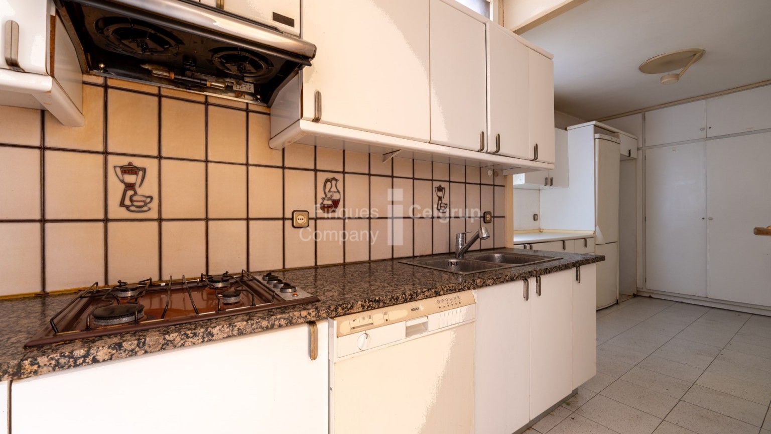 Piso en venta para reformar situado en el Eixample Nord de Girona.