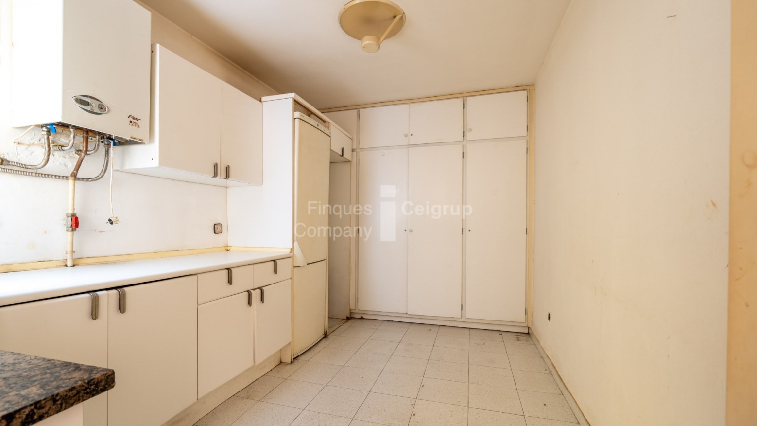 Apartment to renovate located in the Eixample North of Girona.