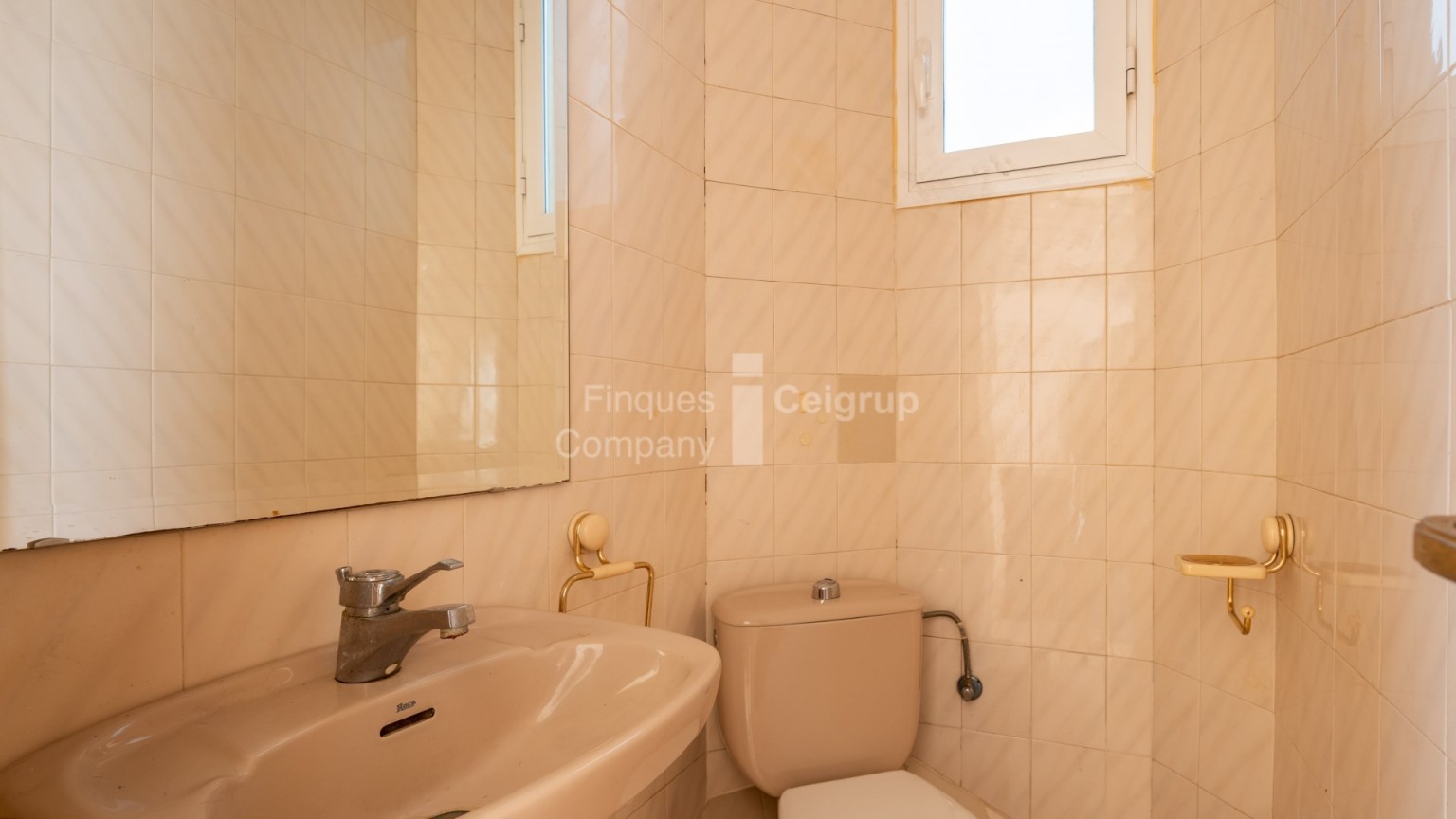 Apartment to renovate located in the Eixample North of Girona.