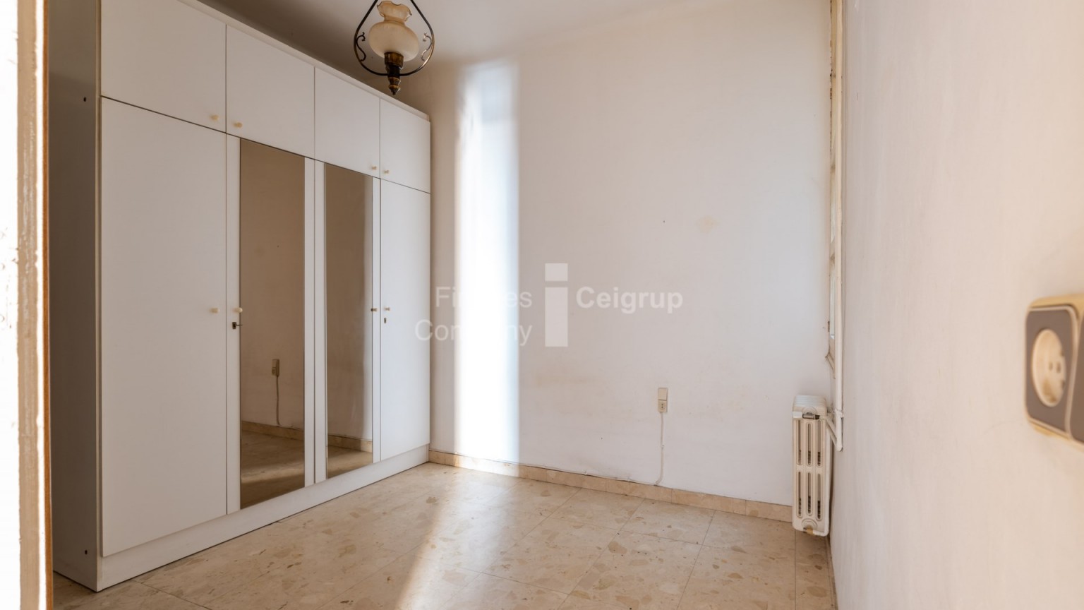 Apartment to renovate located in the Eixample North of Girona.