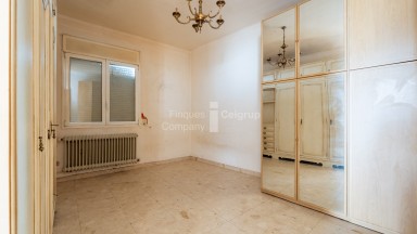 Piso en venta para reformar situado en el Eixample Nord de Girona.