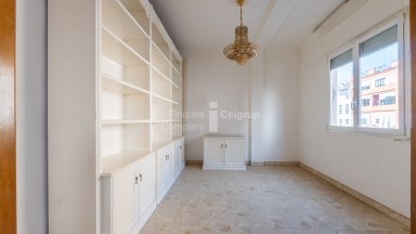 Apartment to renovate located in the Eixample North of Girona.