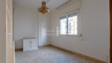 Piso en venta para reformar situado en el Eixample Nord de Girona.