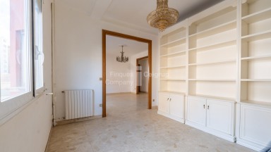 Apartment to renovate located in the Eixample North of Girona.