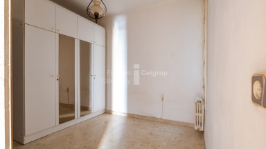 Piso en venta para reformar situado en el Eixample Nord de Girona.