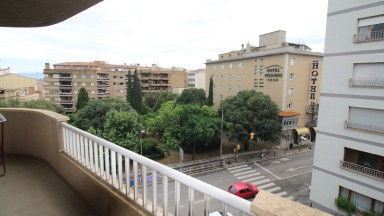 Pis en venda, amb pàrquing i traster inclòs, a pocs metres de la Rambla de Figueres