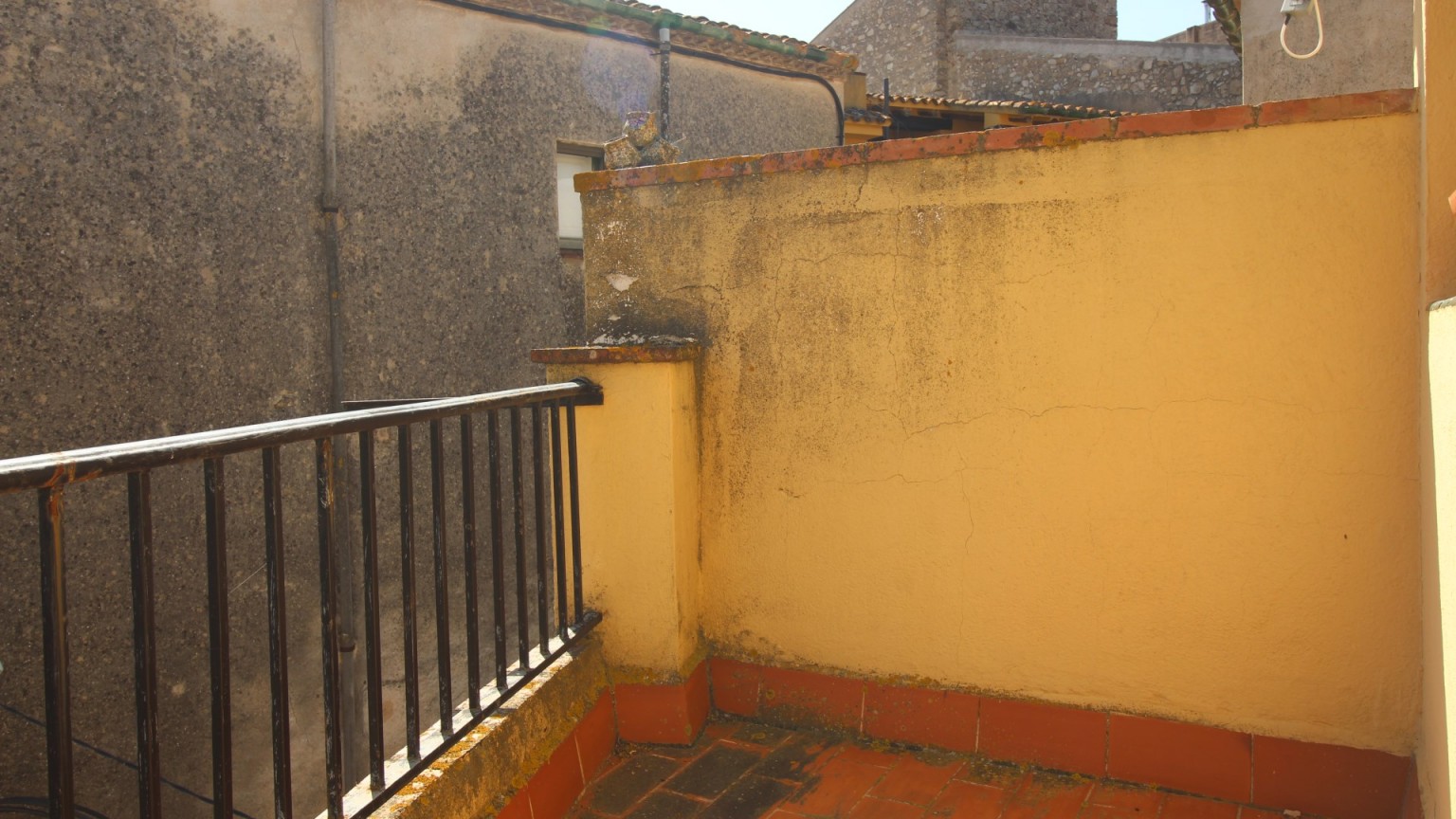 House with ground floor and two floors, in Capmany.