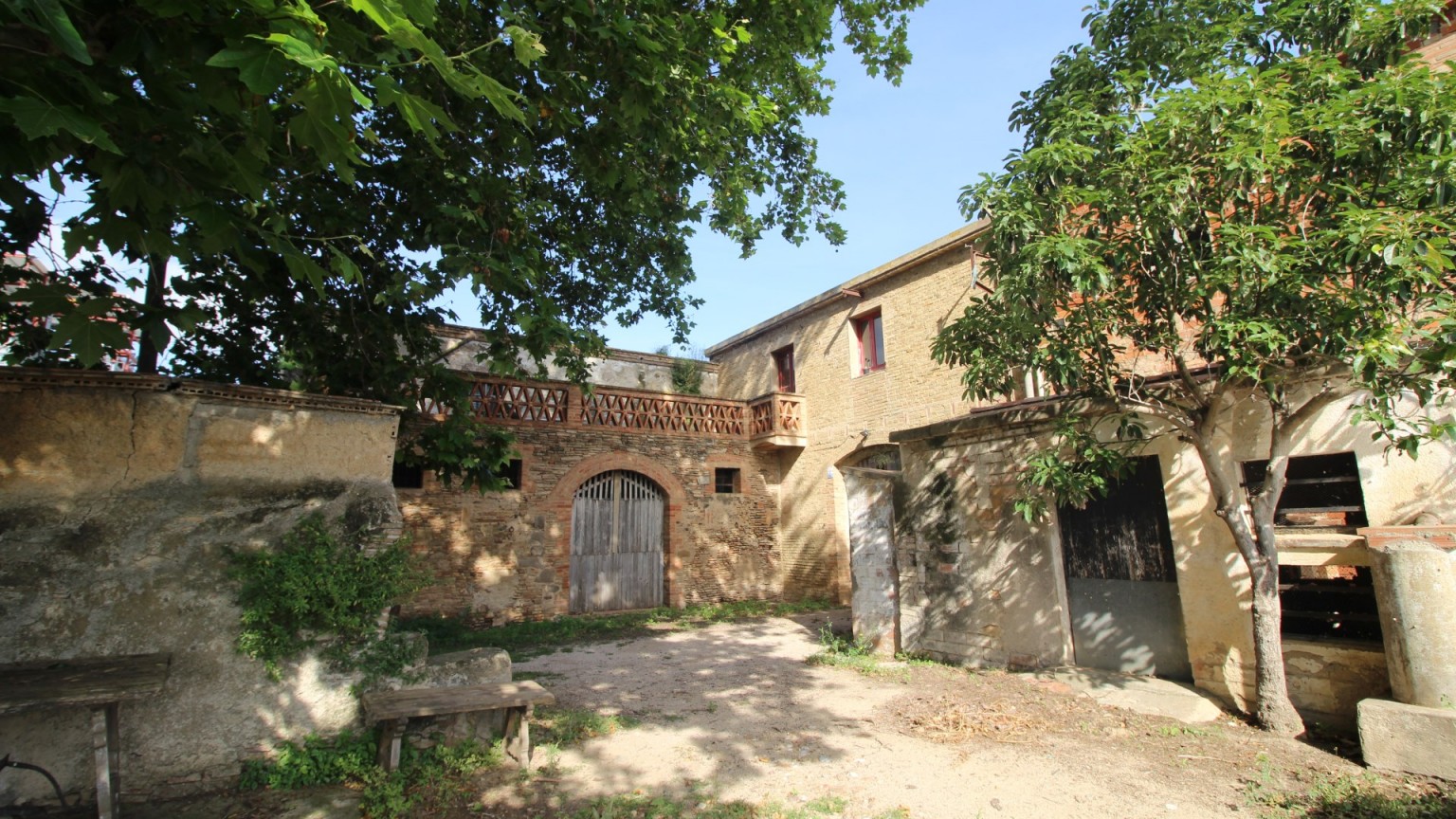 For sale 18th century farmhouse for restoration, in Castelló d'Empúries.