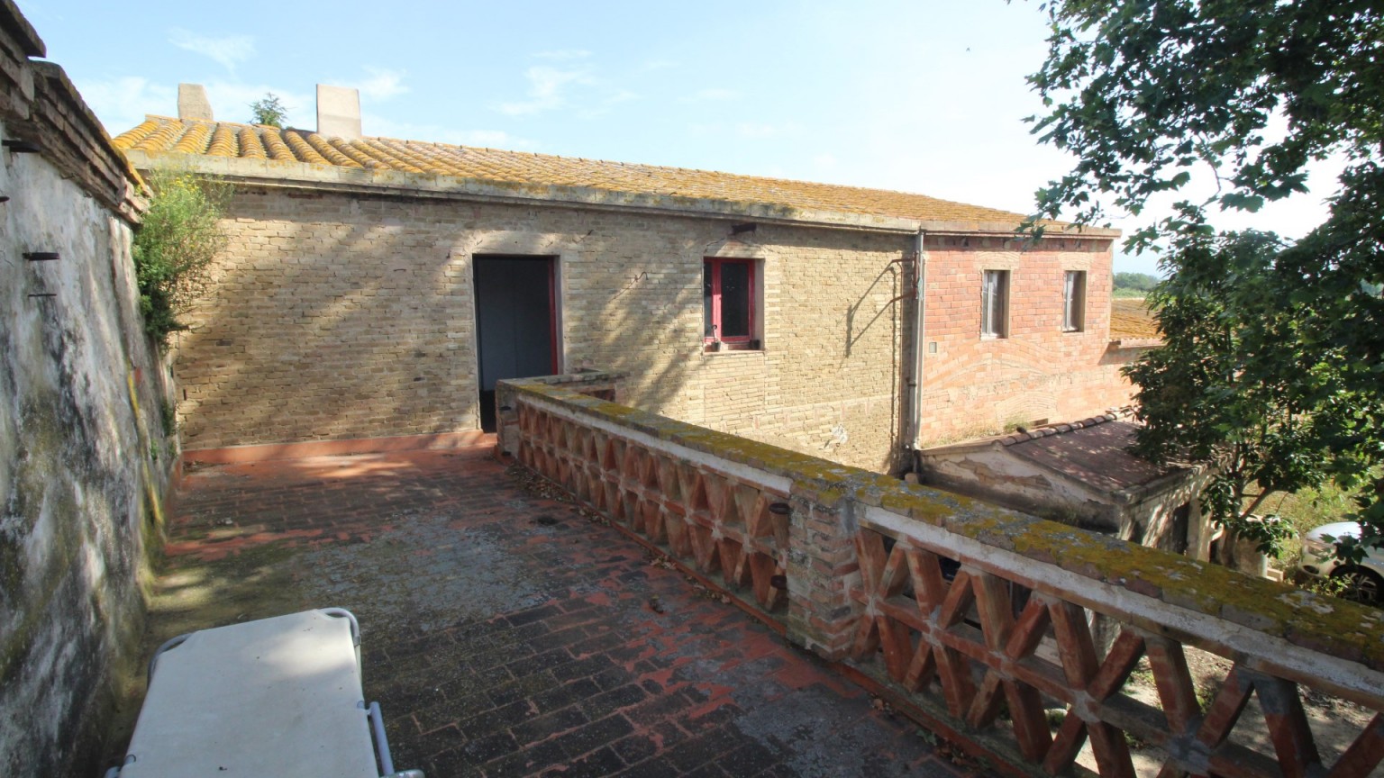 For sale 18th century farmhouse for restoration, in Castelló d'Empúries.