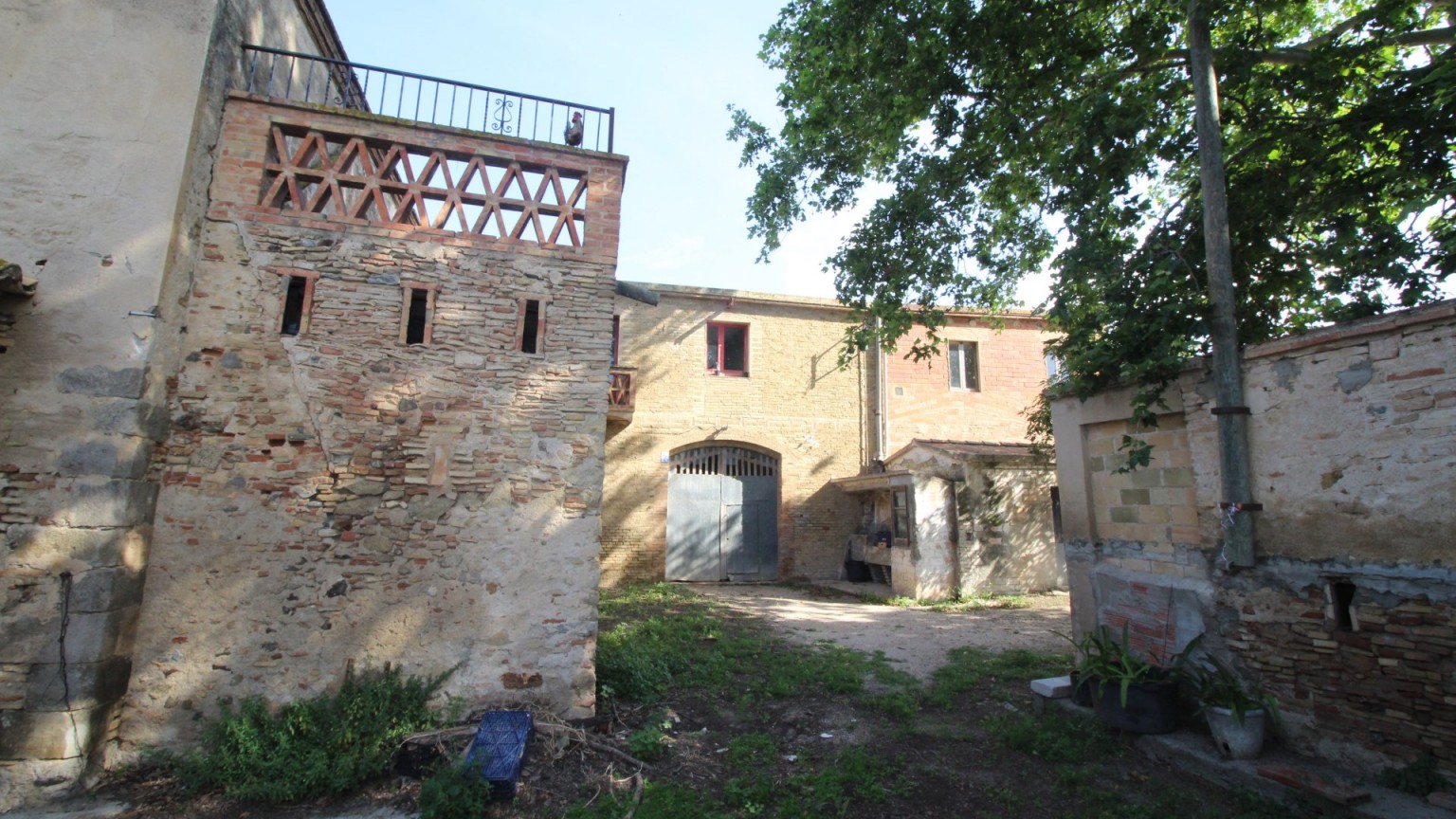 For sale 18th century farmhouse for restoration, in Castelló d'Empúries.