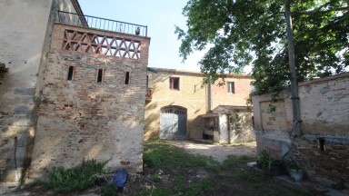 En venda, Masia del s. XVIII per restaurar, a Castelló d'Empúries.