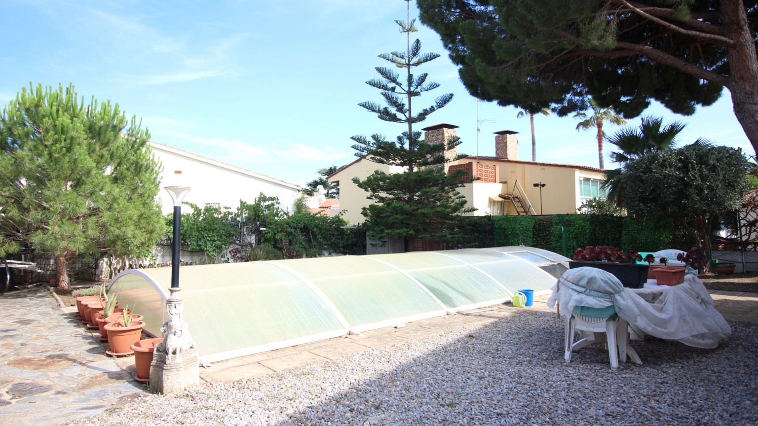 Casa con jardín y pisicina cubierta. 