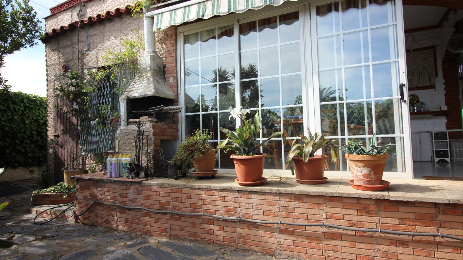 Casa con jardín y pisicina cubierta. 