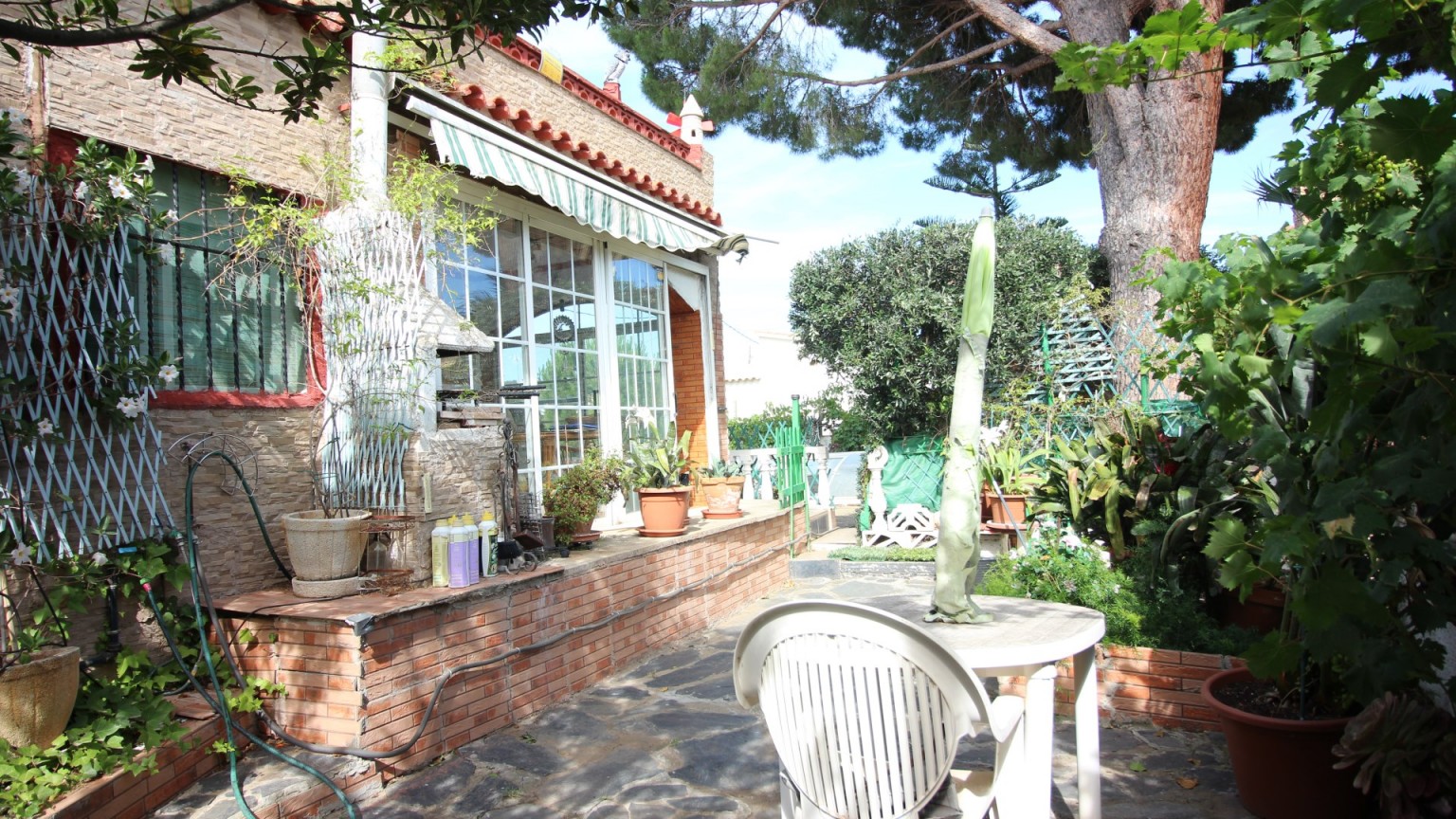 Casa con jardín y pisicina cubierta. 