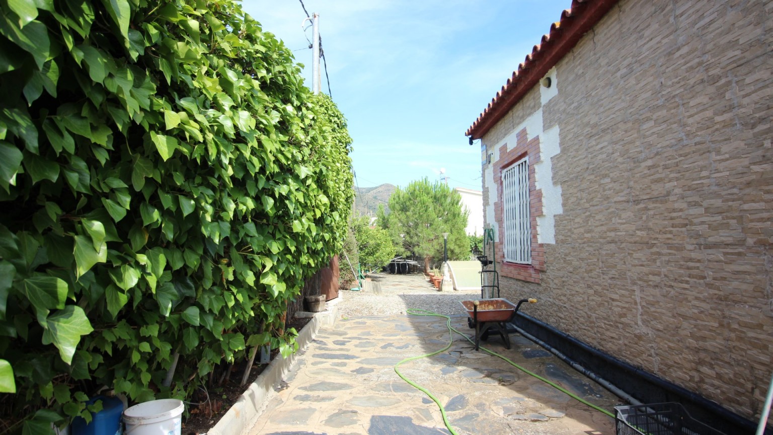 Casa con jardín y pisicina cubierta. 