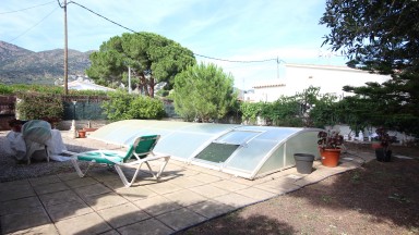 Casa con jardín y pisicina cubierta. 