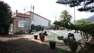 Casa con jardín y pisicina cubierta. 