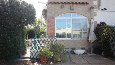 Casa con jardín y pisicina cubierta. 