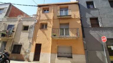 Ideal for investors.- Building for sale consisting of three flats, a few metres from the centre.