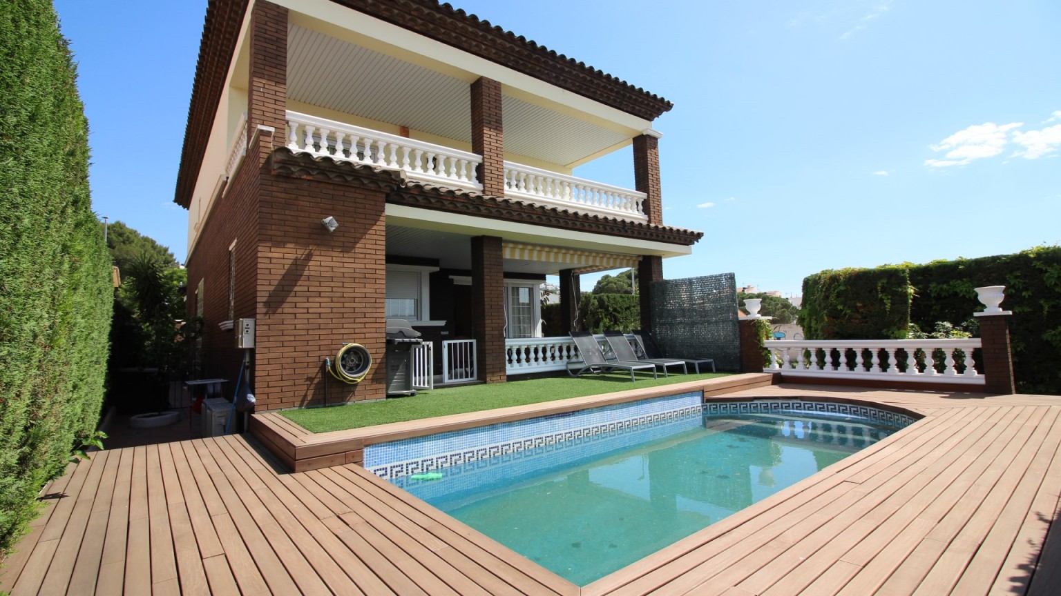 Maison de 3 étages avec piscine et garage, sur terrain de 420m² et 280m² construite. Elle a 3 chambres, finitions de qualité et vues claires. Chauffage au gasoil.