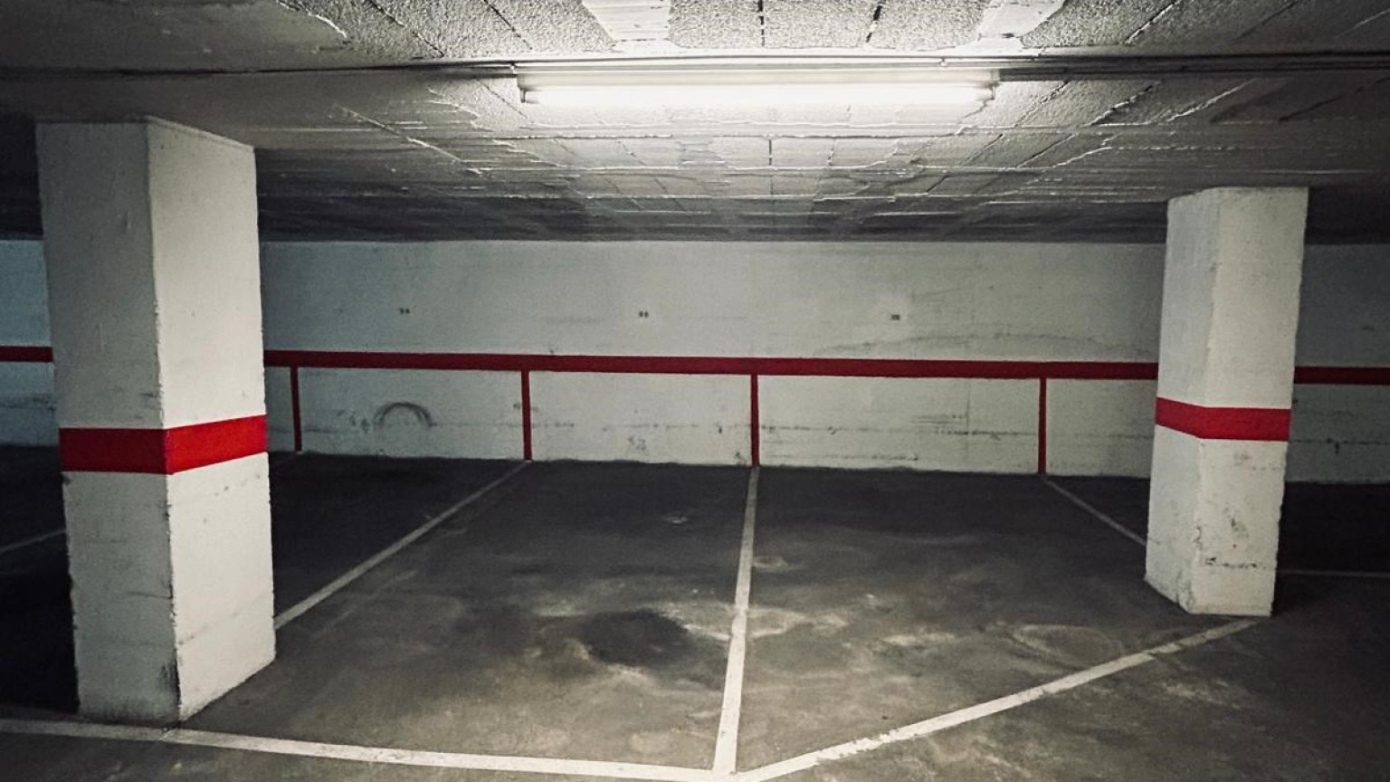 Parking à vendre avec un très bon accès, situé dans le quartier de l'Eixample.